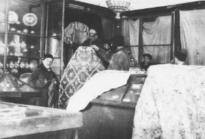 1920-е годы.В.Д. Дервиз в Ризнице Троице-Сергиевой Лавры