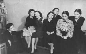 1950-е гг. Т.И. Кедрова, неизв.,неизв., Л.Э. Калмыкова, О.А. Белобров, Н.А. Маясова, Г.Есипова
