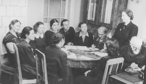 1950–е гг. Заседание методсовета. Т.В. Николаева (спиной), О.А. Белоброва, И.И. Багаева, О.В. Круглова, Л.Н. Байкова, И.И. Бурейченко,Т.Н. Кедрова, Н.М. Прасолова, Н.А. Маясова, Л.Э. Калмыкова, А.Н. Свирин