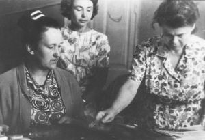 1963 г. Занятия с худож. комбинатом декоративного искусства. Ведёт Т.Н. Манушина (в центре), Л.Э. Калмыкова (крайняя справа)