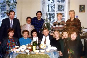 1.1994 г. Директор музея Редькин Анатолий Иванович (сидит в центре) сотрудники и гости музея