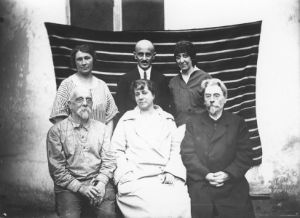 1925 г. Сидят: Дервиз В.Д. Айналова, Аайналов, стоят: Дружинина, Свирин, Калинина Е.В.