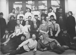 Сотрудники музея 1920-х гг. В центре 2-го ряда – Свирин А.Н., слева Александрова-Дольник Т.Н., справа – Меркулова А.Д. 3-й ряд, четвёртый справа – Дервиз В.Д.