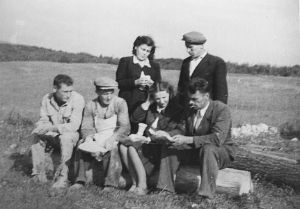 1950 – е гг. Круглова О.В. (сидит), Калмыкова Л.Э. во время экспедиции по Русскому Северу