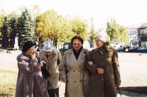 2002 г. III конференция "Троице-Сергиева лавра в истории, культуре и духовной жизни России". Слева-направо: Т.А. Попеску, В.А.Маясова, Н.А. Маясова, О.А. Белоброва